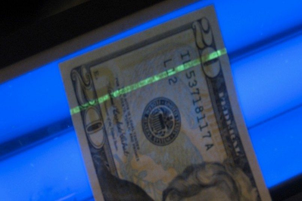 روش‌ های تشخیص دلار تقلبی با نخ امنیتی