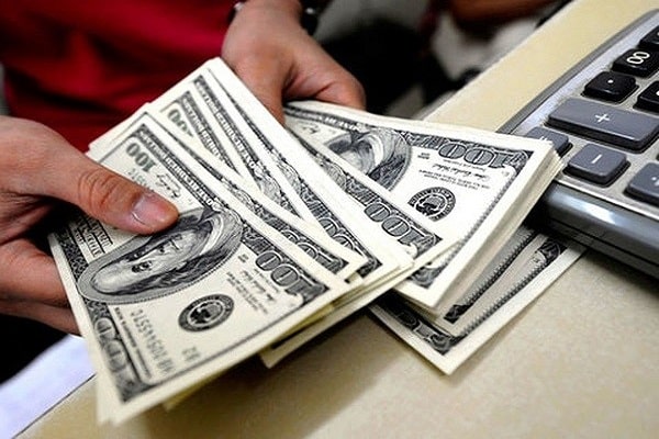 مزایا و معایب نگهداری دلار در خانه